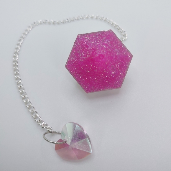 Glittery pink with holographic stars on top handcrafted dowsing pendulum - Picture 5 of 13